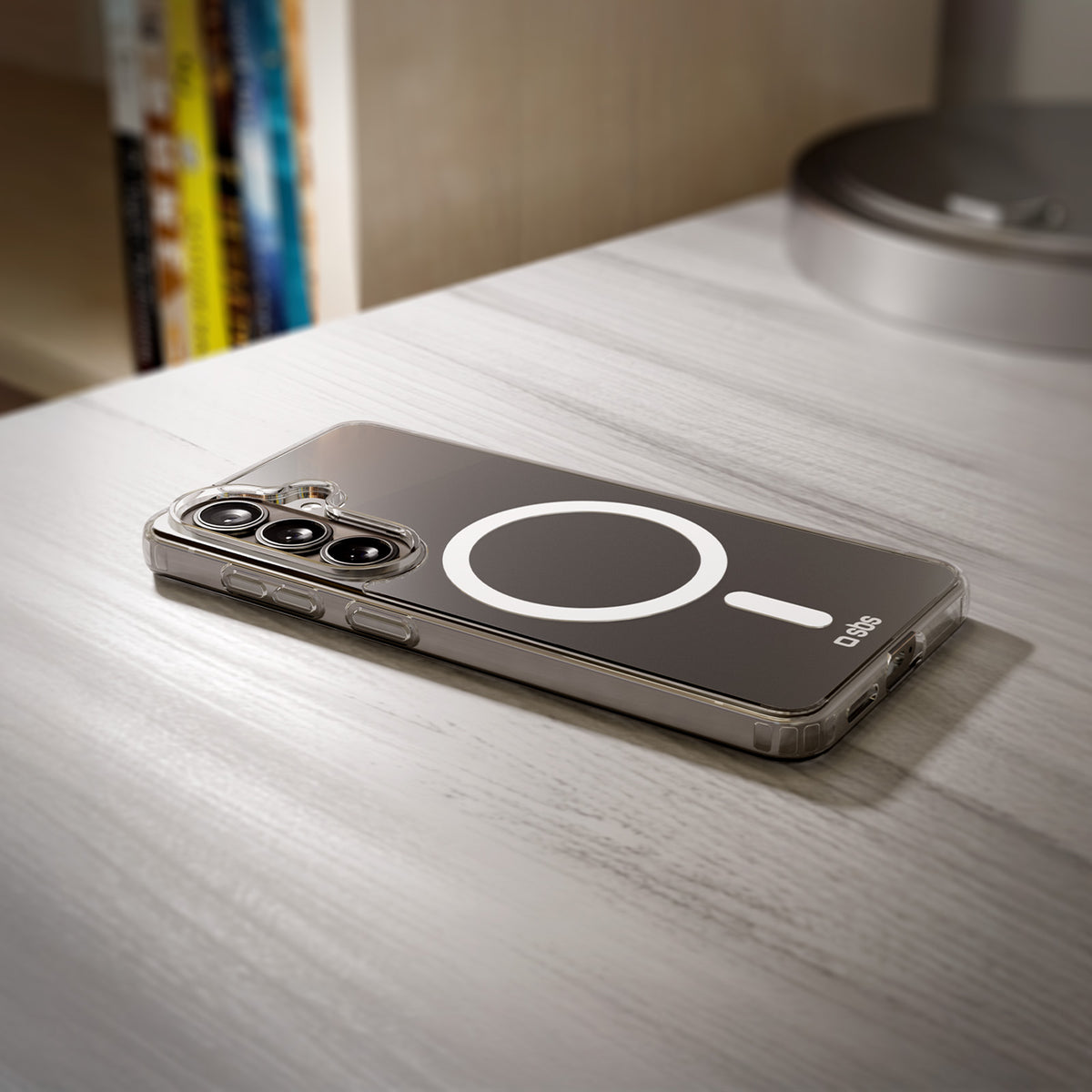 Transparent hard cover compatible with magnetic wireless charging for Samsung S26