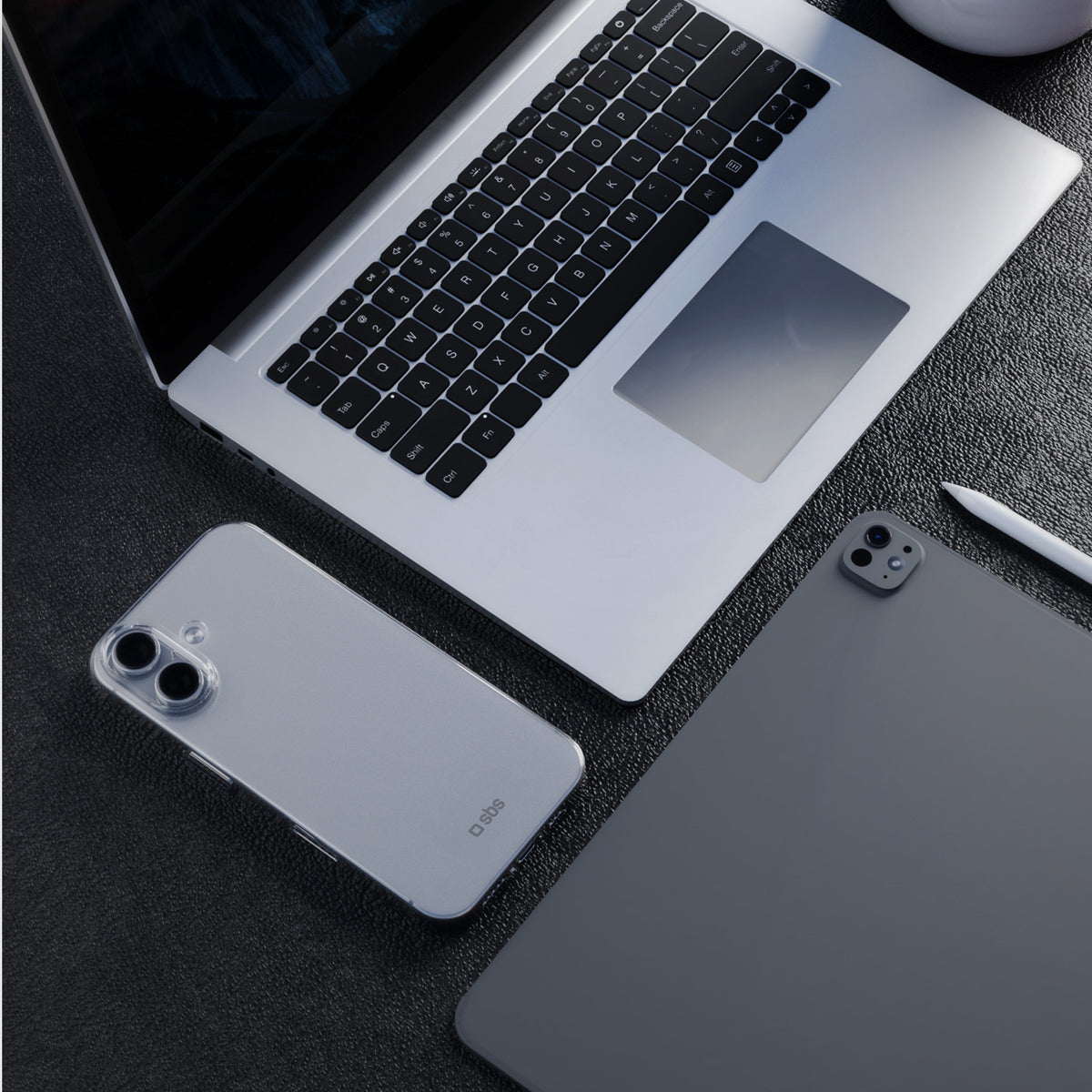 Skinny cover for iPhone 17