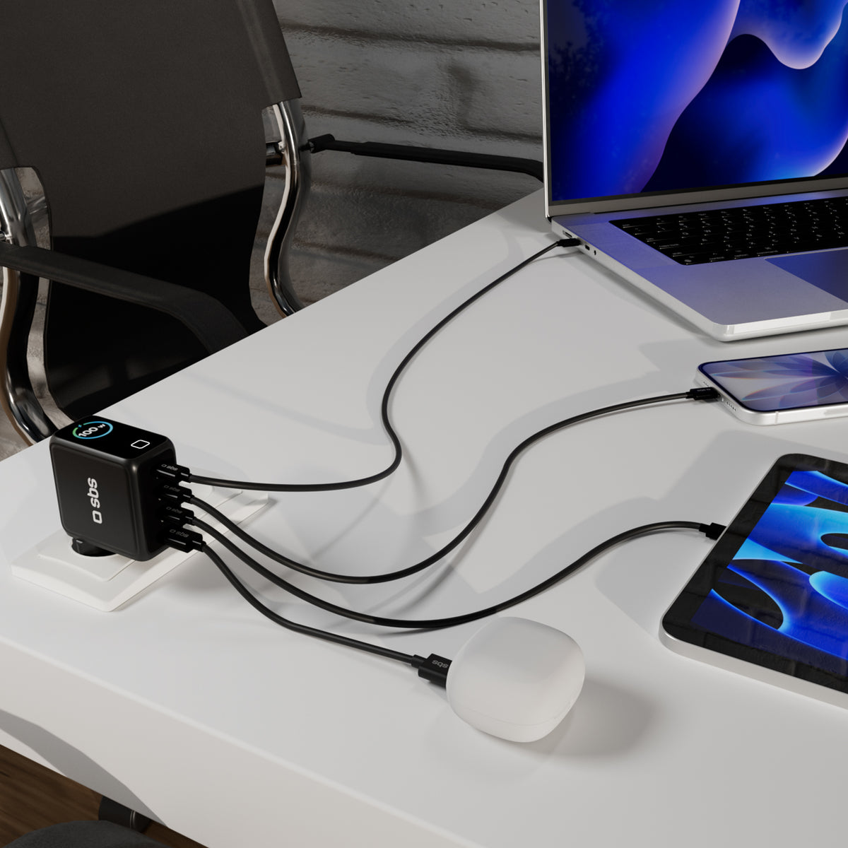 100 W USB-C charger with TFT display and 4 ports to quickly charge smartphones, tablets, laptops